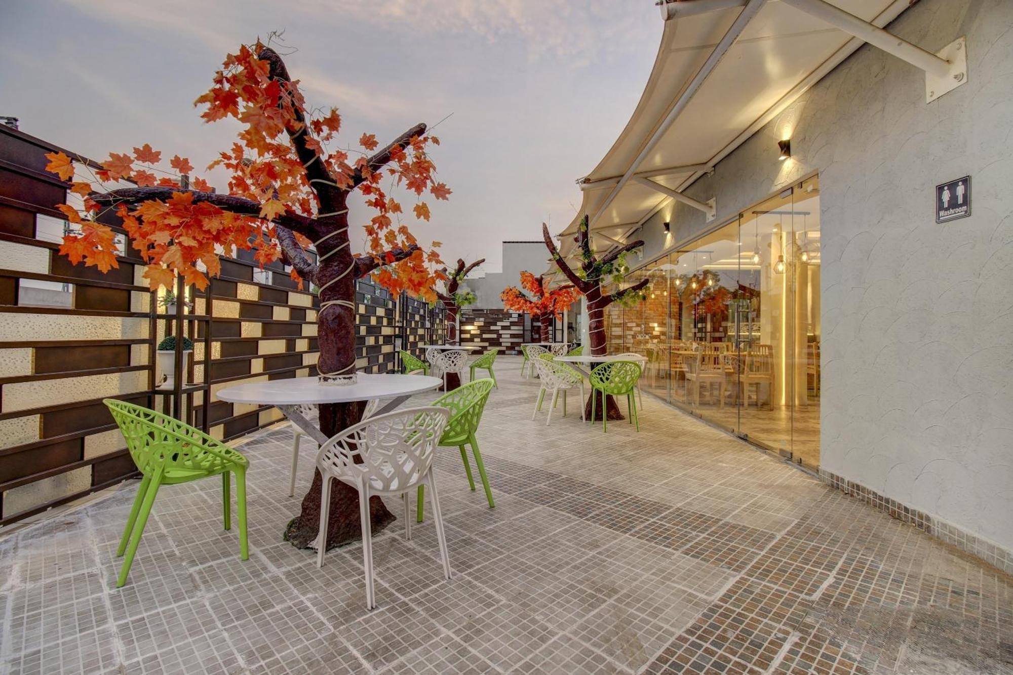 Townhouse Geetraj Near Shalimar Gateway Lucknow Hotell Exteriör bild