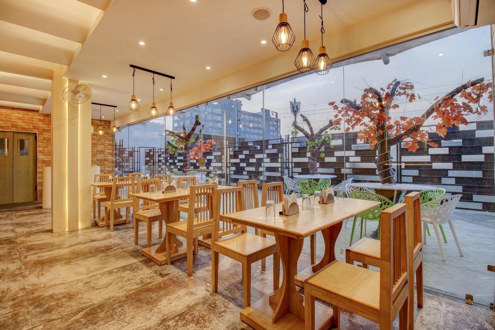 Townhouse Geetraj Near Shalimar Gateway Lucknow Hotell Exteriör bild