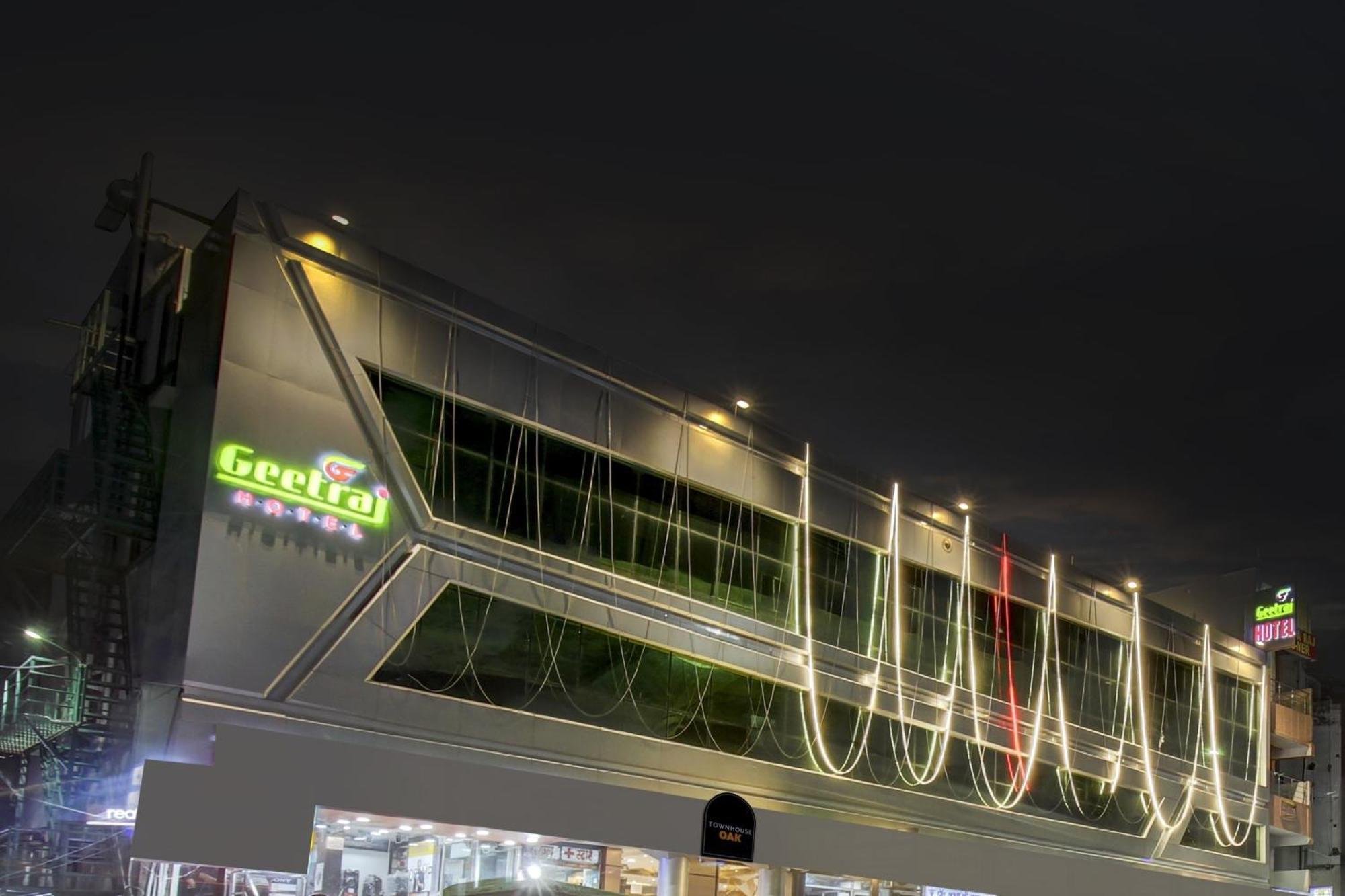 Super Townhouse Geetraj Near Shalimar Gateway Lucknow Hotell Exteriör bild