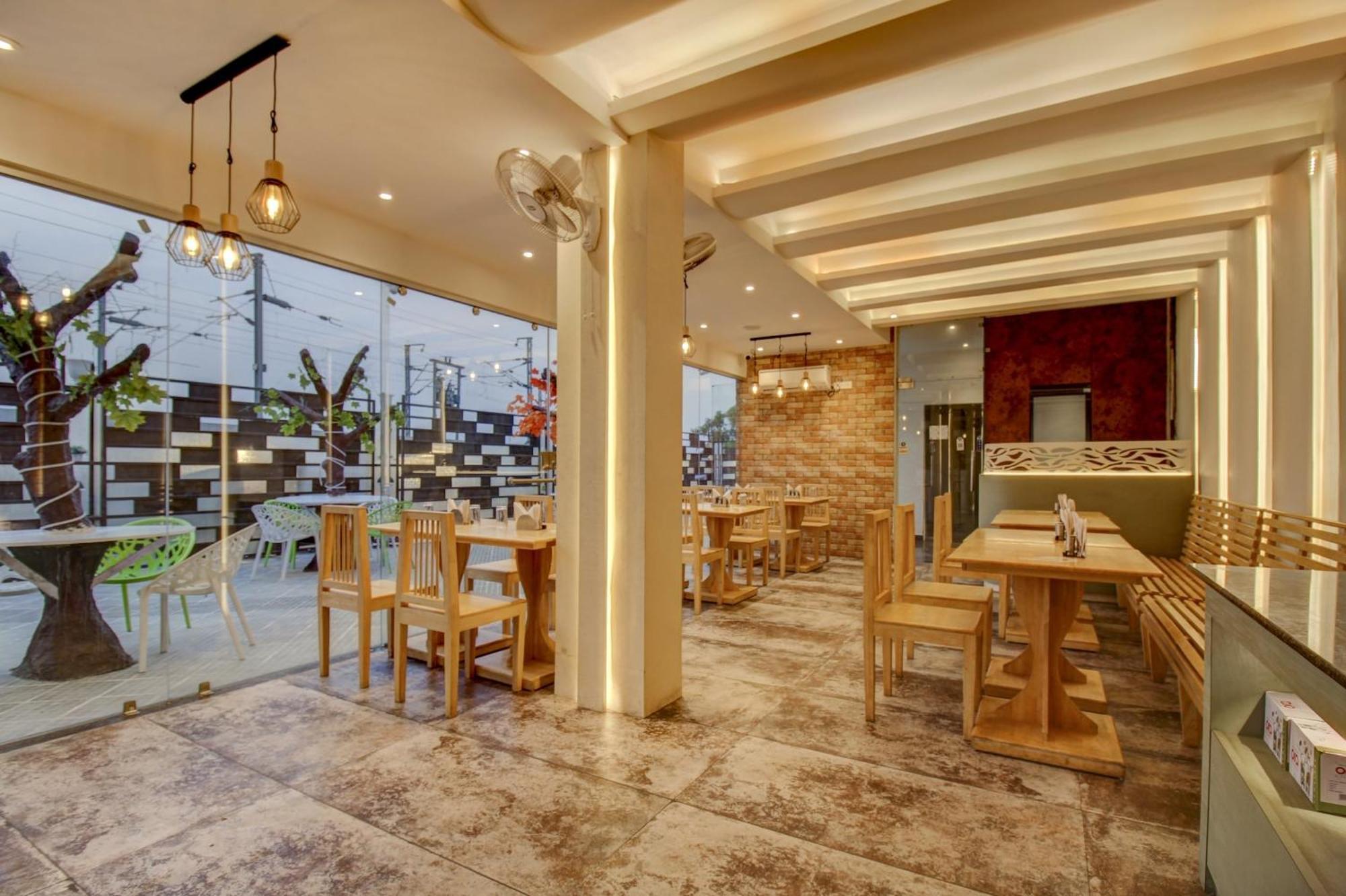 Super Townhouse Geetraj Near Shalimar Gateway Lucknow Hotell Exteriör bild